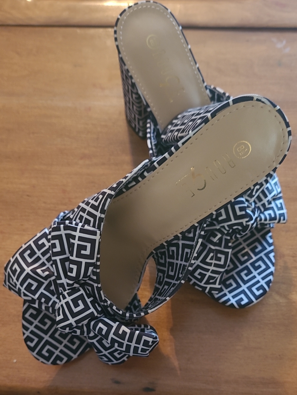Rouge Helium Black & White Knotted Geometric Slide Mules
